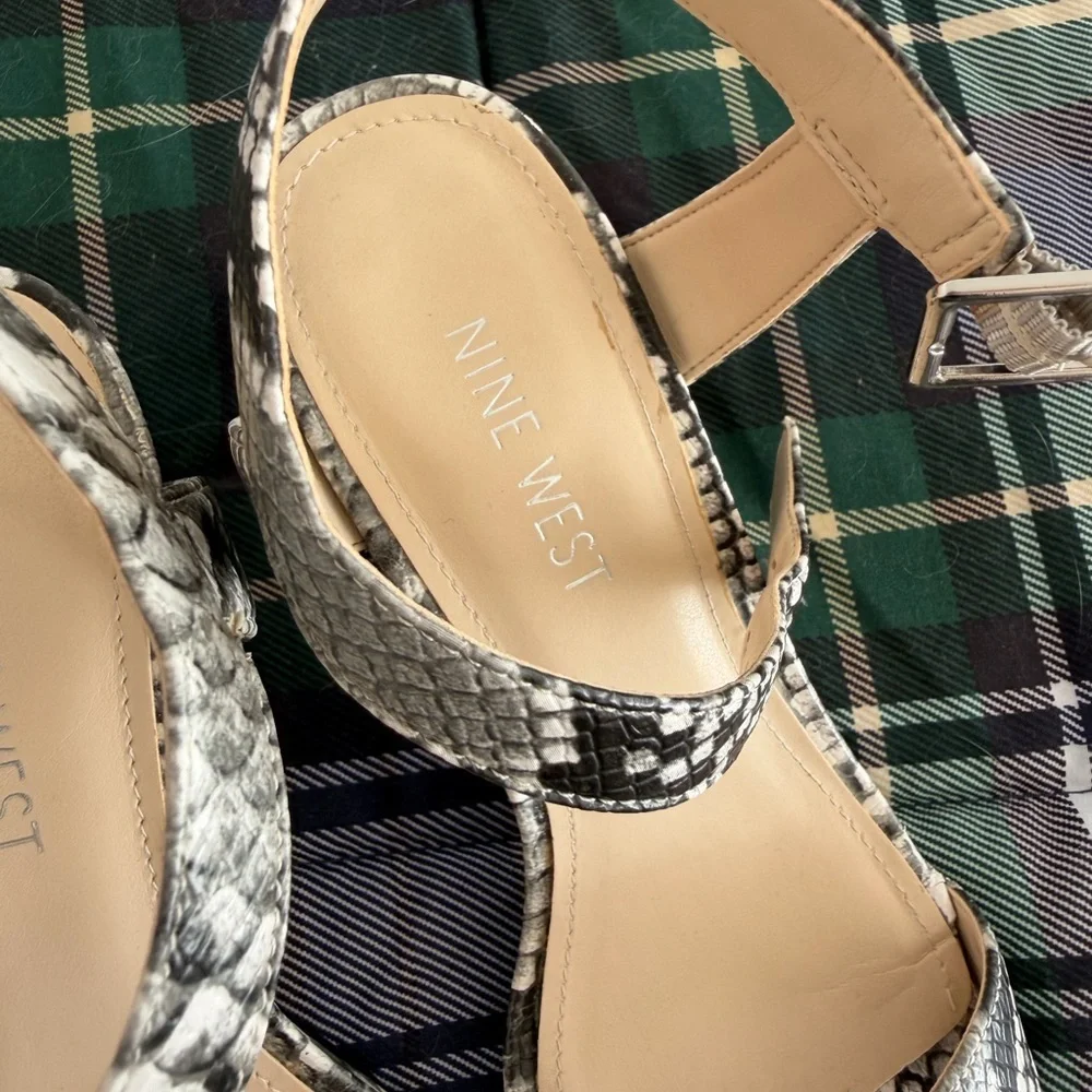 Nine West Black and Gray Snakeskin Heels 3 inch size 6
